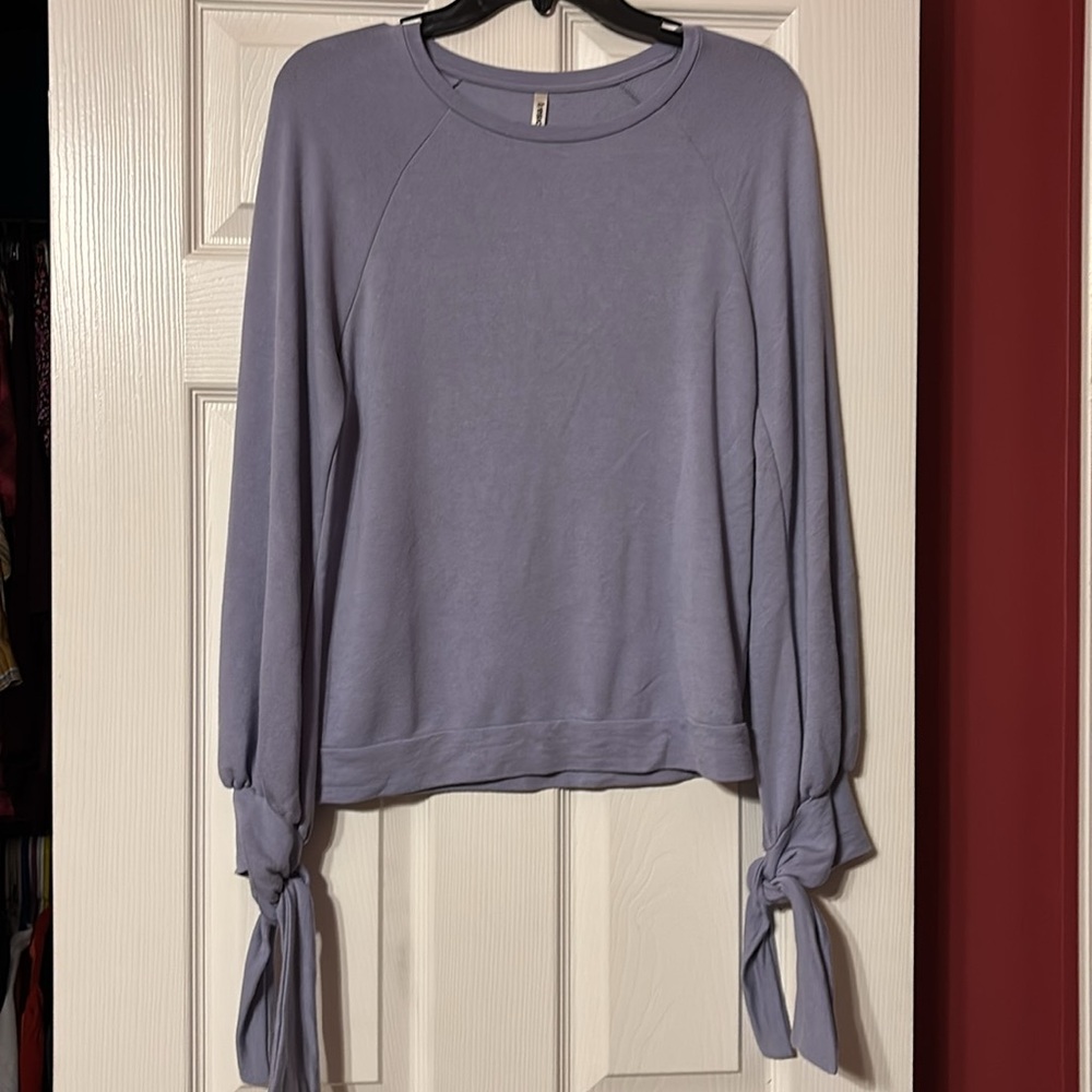 Tresics Lilac/ periwinkle long sleeve top with tie end sleeve size small
